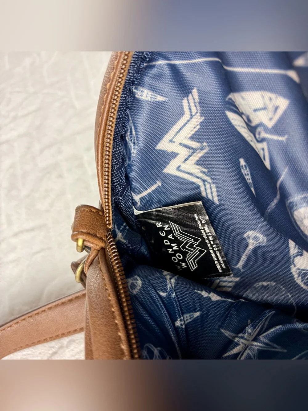 Wonder Woman shield embossed brown faux leather crossbody bag DC Comics - Picture 3 of 7